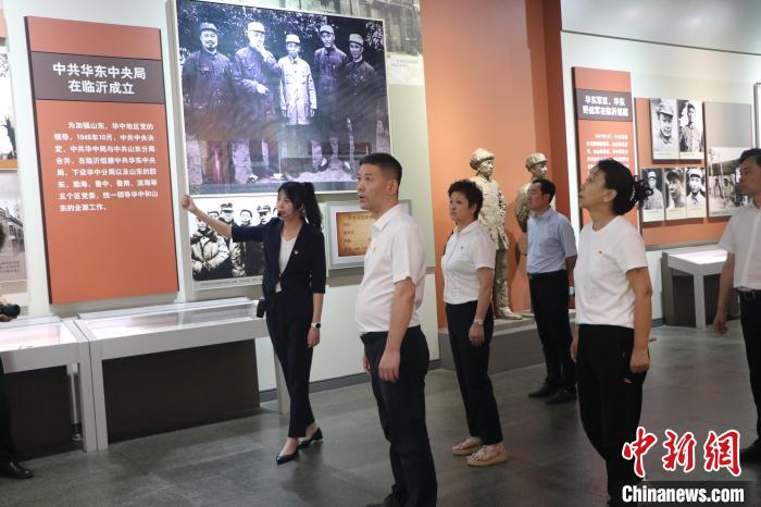 圖為西藏航空一行在臨沂市沂蒙革命紀(jì)念館開展主題教育活動。　姜博 攝