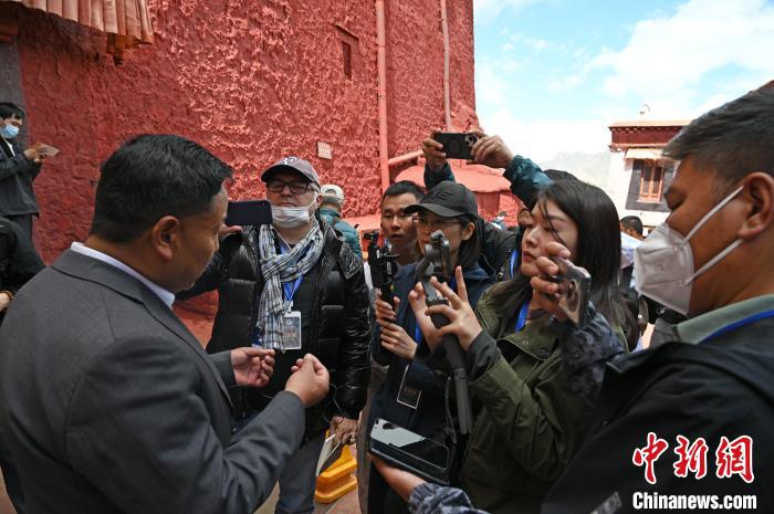 圖為中外媒體采訪布達拉宮管理處相關(guān)負責(zé)人?！≮w朗 攝