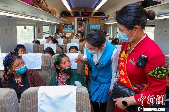 農(nóng)牧民乘坐高原復(fù)興號(hào)動(dòng)車組出行。　周悅翔 攝