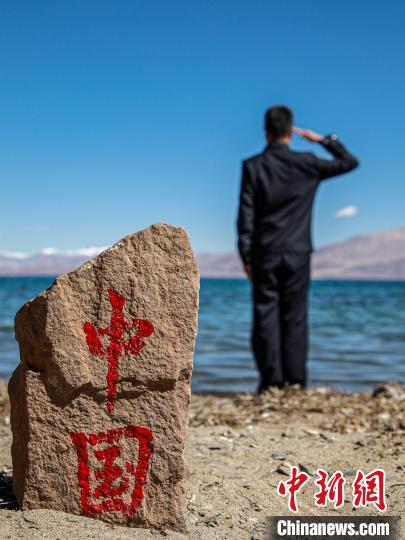 班公湖畔的“中國”標(biāo)記?！↓埿▲P 攝