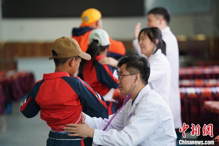 6月26日，西藏日喀則特校的孩子參加先心病篩查?！√K丹 攝