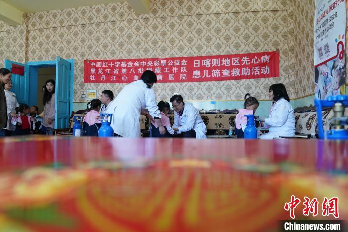 6月27日，西藏康馬縣雙語幼兒園的孩子參加先心病篩查?！√K丹 攝