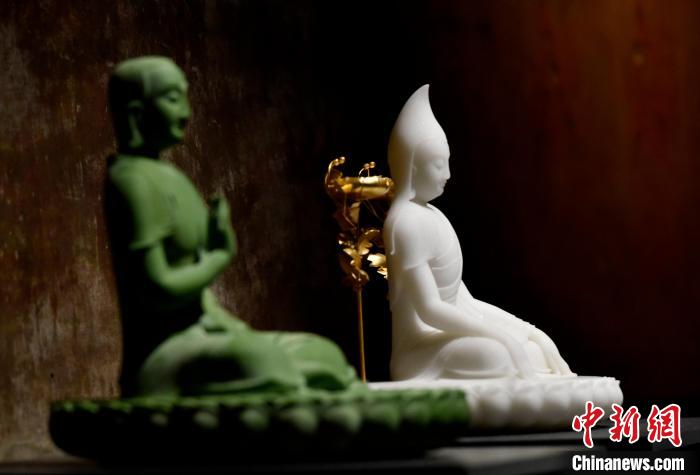圖為展覽中圍繞西藏歷史與傳統(tǒng)創(chuàng)作的雕塑作品?！±盍?攝