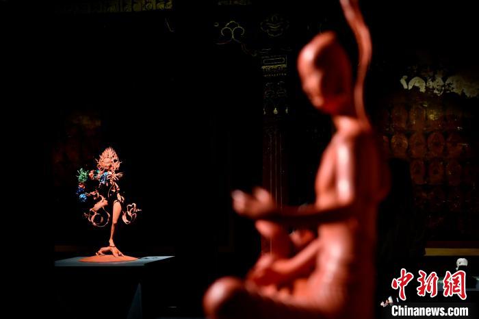 圖為展覽中圍繞西藏歷史與傳統(tǒng)創(chuàng)作的雕塑作品?！±盍?攝