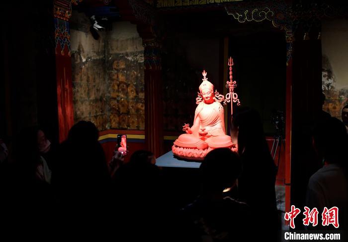 圖為觀眾正在欣賞展覽中的雕塑作品?！±盍?攝
