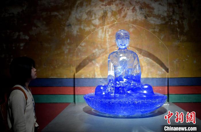圖為觀眾正在欣賞展覽中的雕塑作品?！±盍?攝