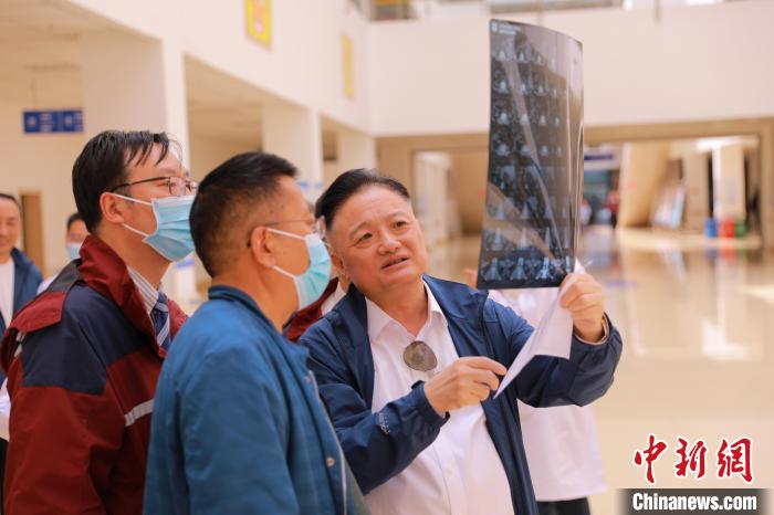 上海專家們采用“一對一”指導(dǎo)等方式，帶動日喀則市人民醫(yī)院科室、醫(yī)生業(yè)務(wù)水平的提升。　上海交大醫(yī)學(xué)院供圖