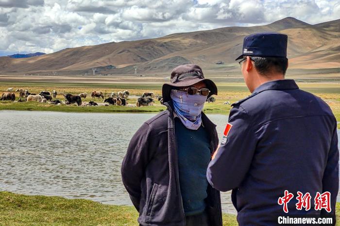 資料圖為民警何宗源在公珠湖了解牧民情況。　龍小鳳 攝