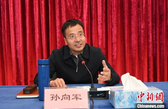 圖為西藏自治區(qū)黨委宣傳部副部長(zhǎng)、自治區(qū)社科院黨組書記孫向軍主持活動(dòng)。　趙朗 攝