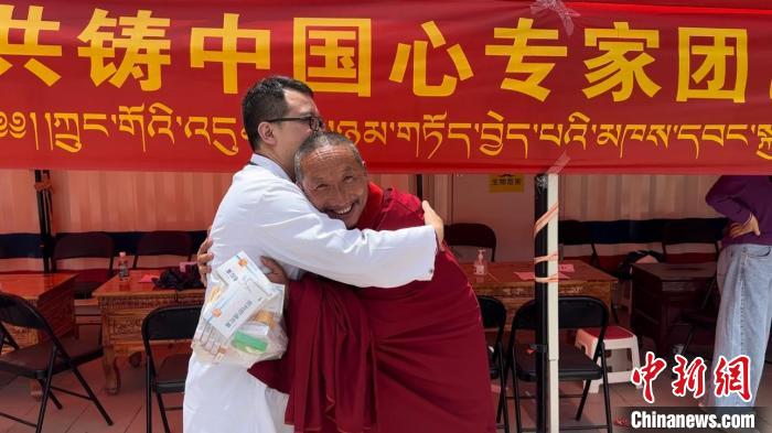 西藏自治區(qū)昌都市左貢縣田妥鎮(zhèn)義診點，一位僧人對北京京煤集團總醫(yī)院呼吸科主任醫(yī)師陳亮表示感謝?！〔苄穹?攝