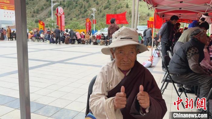 西藏自治區(qū)昌都市左貢縣田妥鎮(zhèn)義診點，藏族奶奶對義診志愿者表示肯定。　曹旭帆 攝