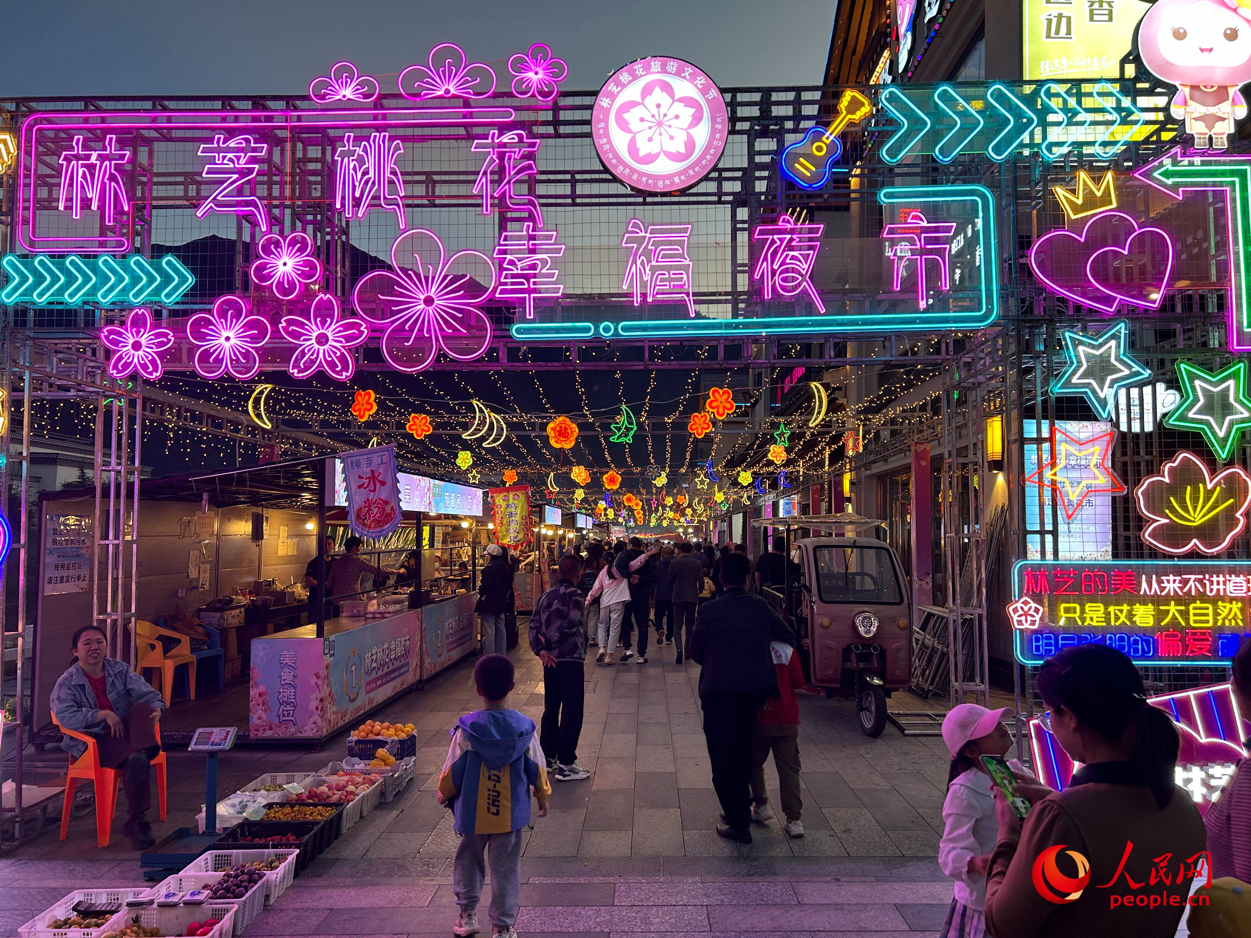工布公園里的夜市，人來人往。人民網 周靜圓攝