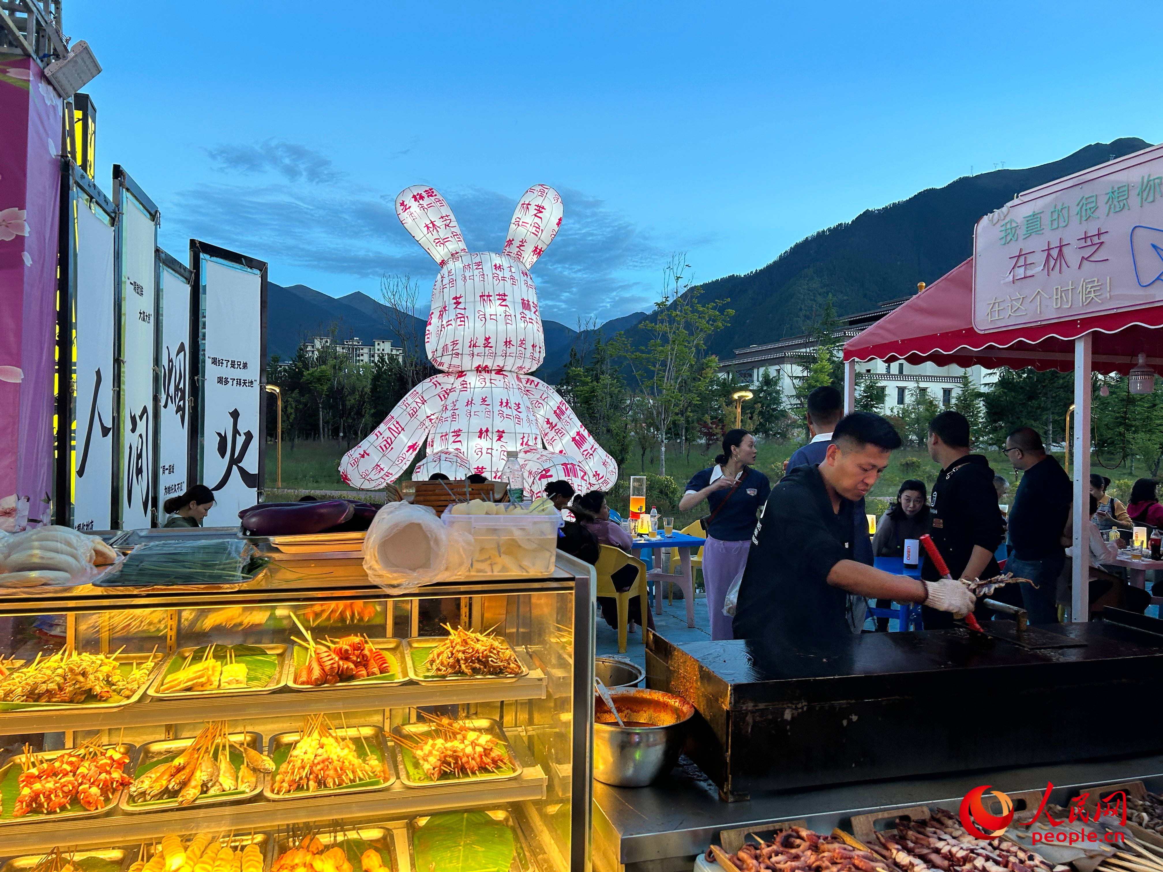 工布公園里的夜市，滿滿“煙火氣”。人民網 周靜圓攝