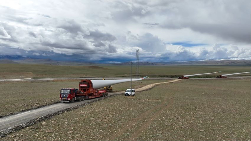 西藏措美哲古風(fēng)電場(chǎng)首批3.6兆瓦風(fēng)電機(jī)組運(yùn)輸。受訪者供圖