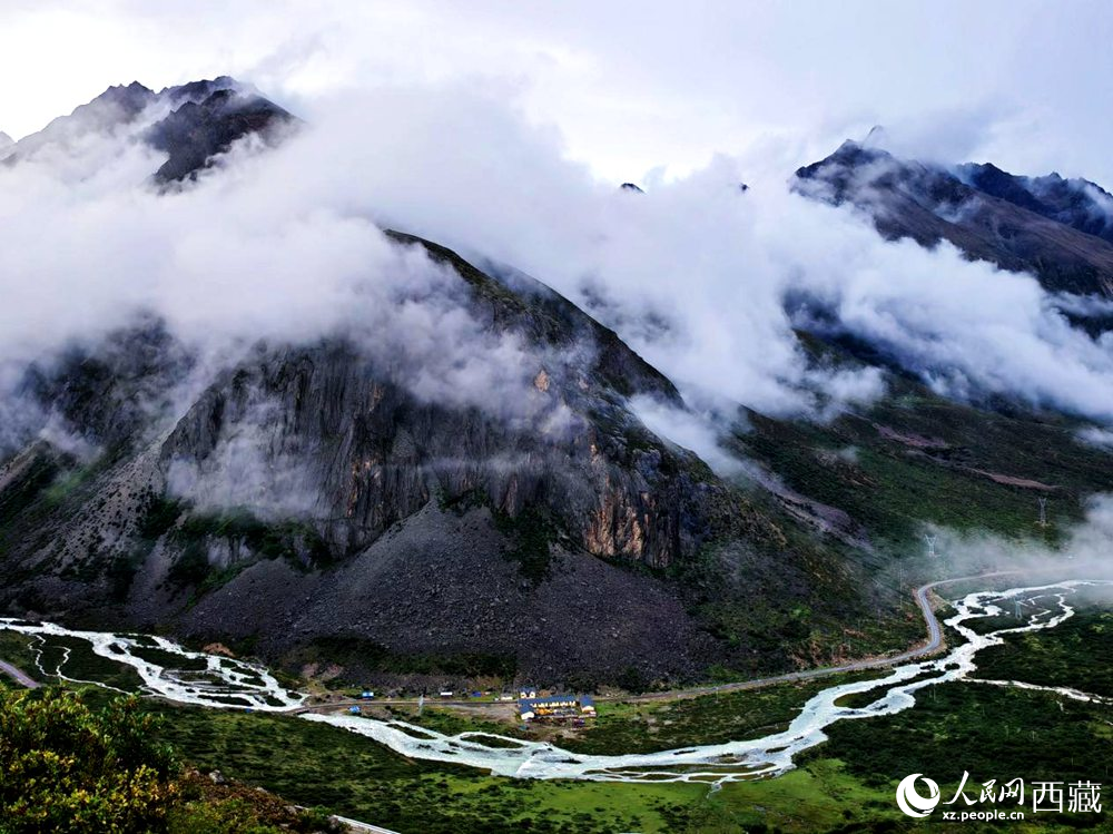 河流蜿蜒于青山間。人民網(wǎng) 李海霞攝
