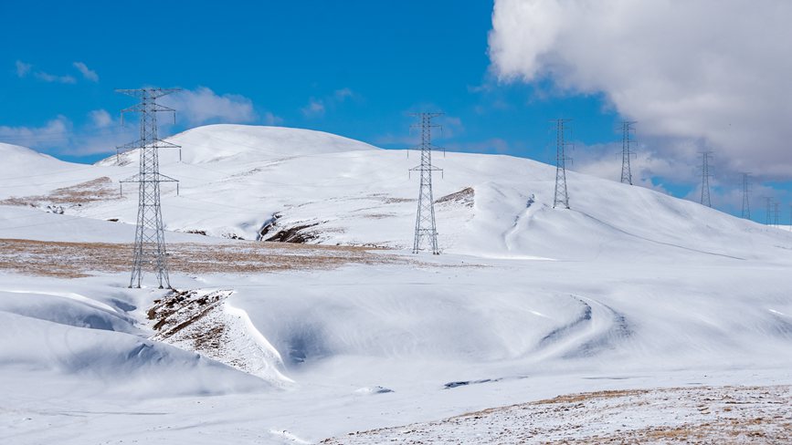 西藏自治區(qū)那曲市冰天雪地里的電網(wǎng)。趙清鵬攝