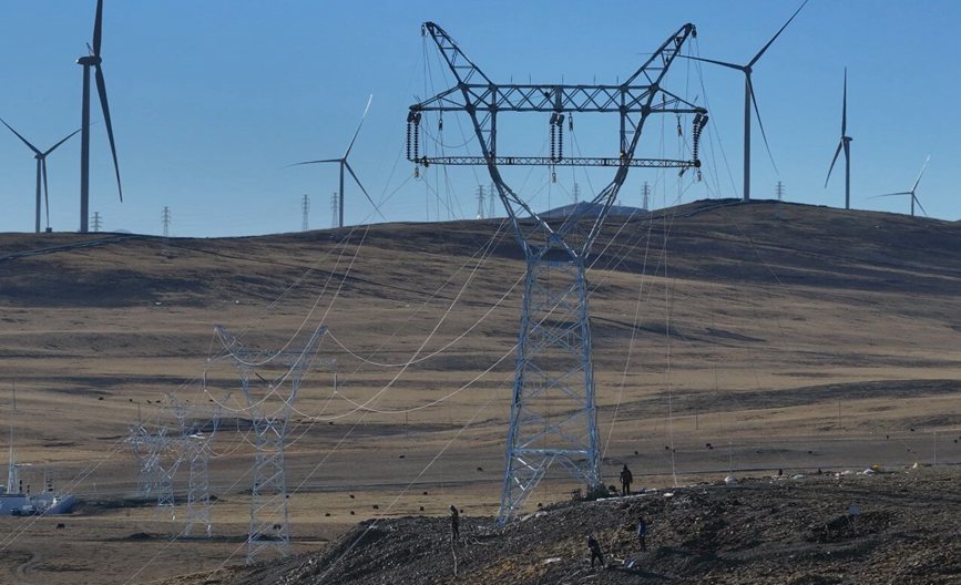 那曲市色尼區(qū)國能100兆瓦風(fēng)電11千伏送電工程現(xiàn)場。拉巴平措攝