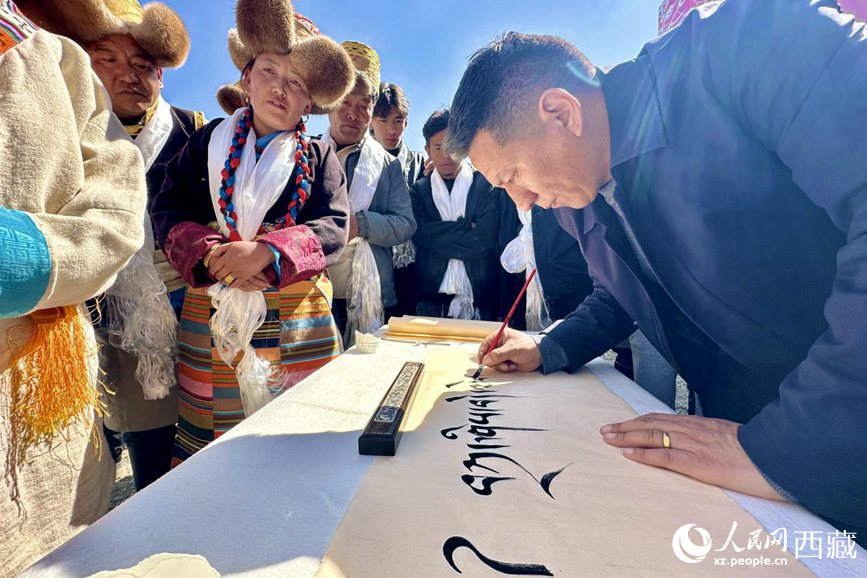 書(shū)法家為祈福一年的豐收提筆祝詞。