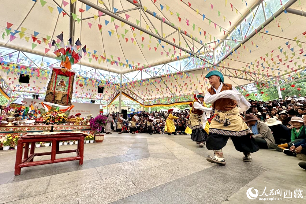 拉薩市宗角祿康公園舉行傳統(tǒng)藏戲劇目展演。