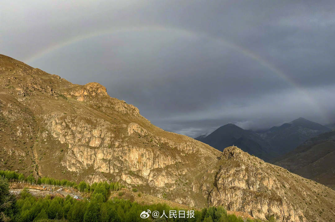 接好運(yùn)！青藏高原現(xiàn)巨大彩虹橋