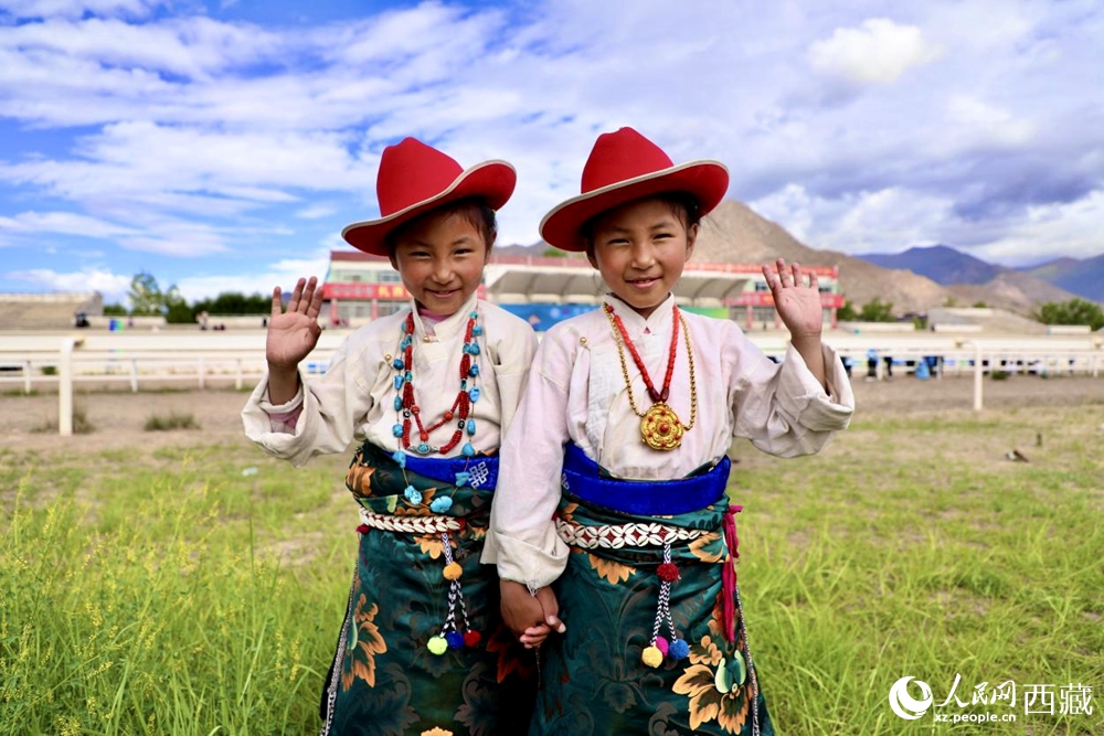 比賽現(xiàn)場外身著民族服飾的藏族小女孩兒。