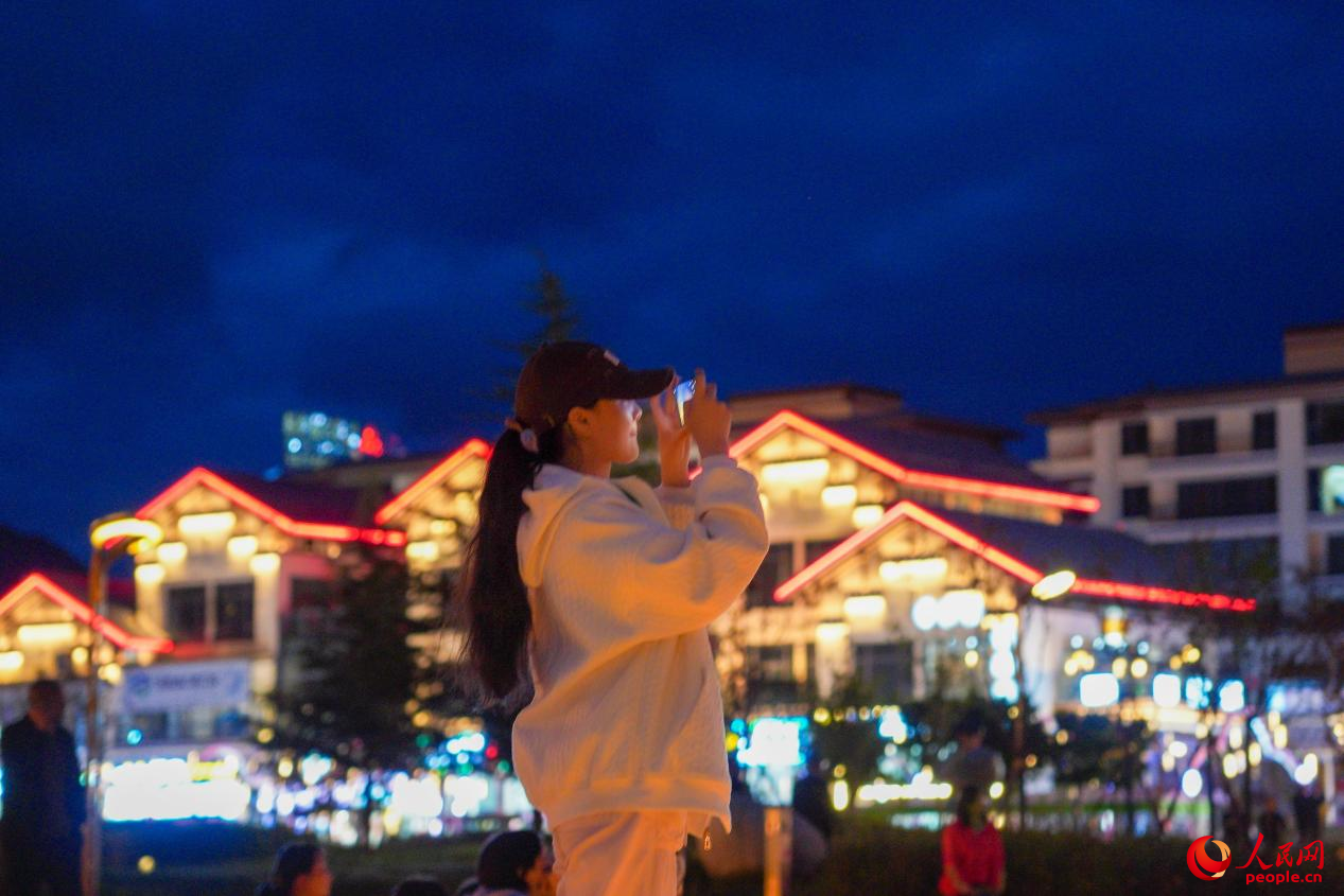 居民在西藏林芝市民族團結(jié)廣場上拍照。人民網(wǎng)記者 趙晨攝