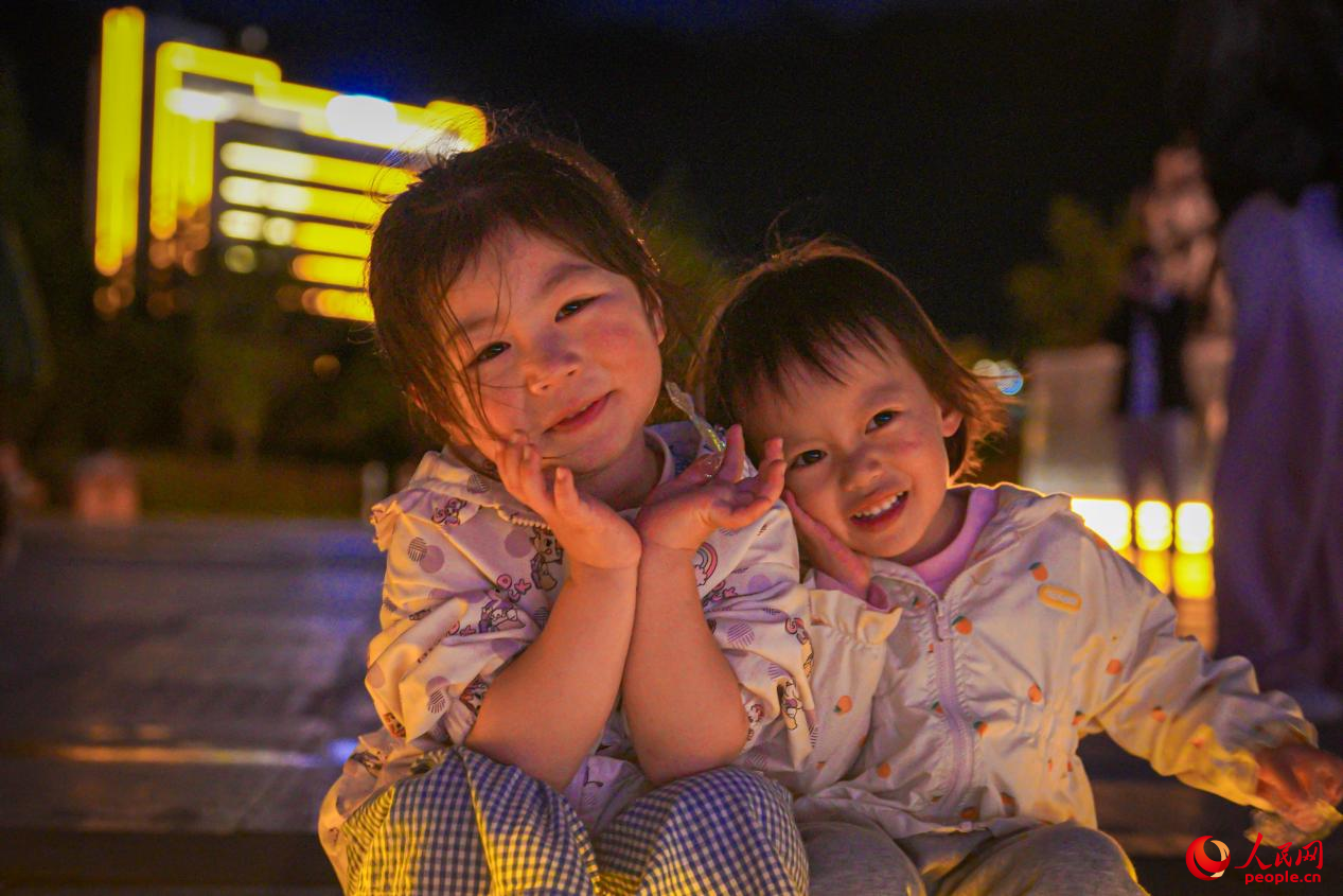 西藏林芝市民族團結(jié)廣場上的兒童。人民網(wǎng)記者 趙晨攝