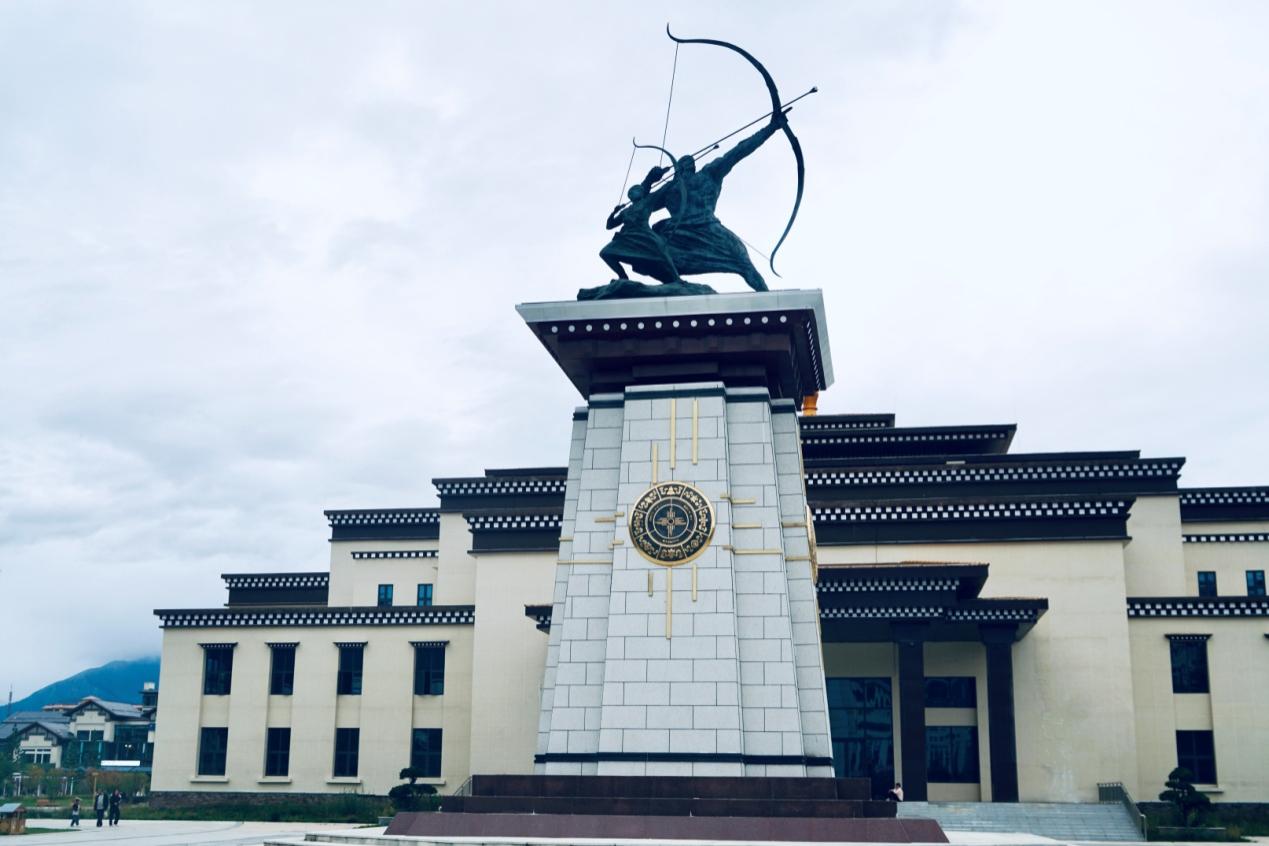 工布公園里的城市地標(biāo)雕塑——畢秀之子。人民網(wǎng)記者 益西康珠攝