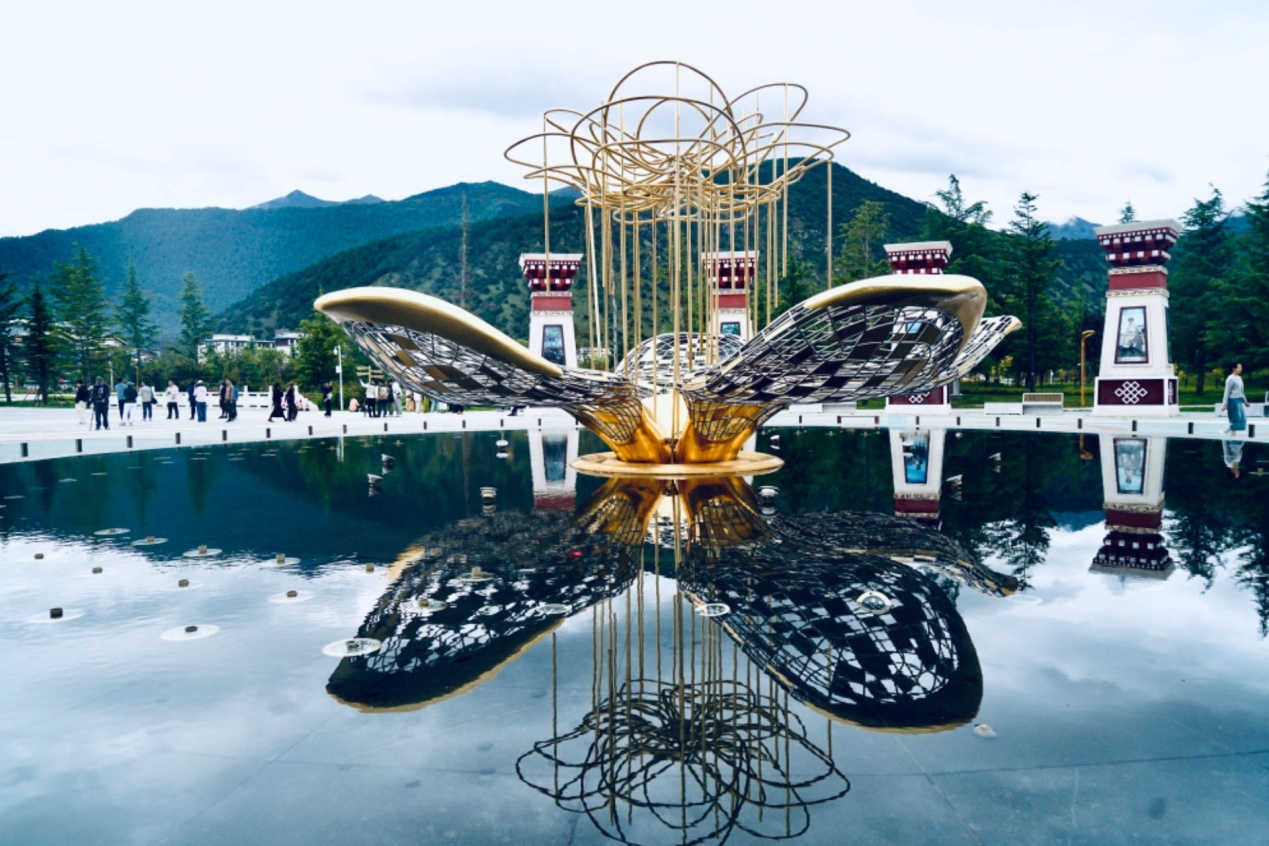 工布公園里的桃花主題雕塑——萬(wàn)樹(shù)桃花。人民網(wǎng)記者 益西康珠攝