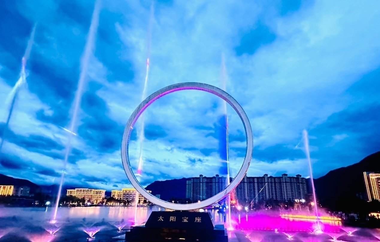 工布公園里的音樂(lè)水秀噴泉。人民網(wǎng)記者 益西康珠攝