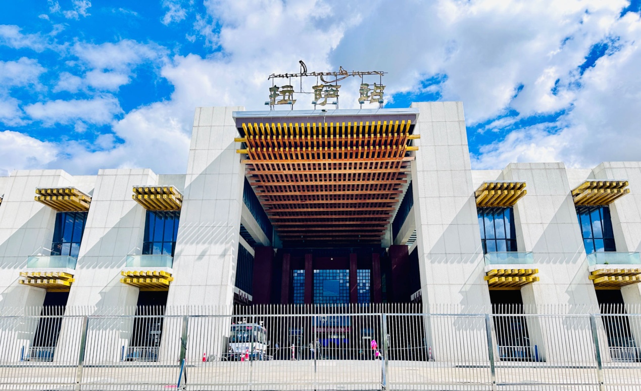 拉薩火車站。人民網(wǎng)記者 益西康珠攝