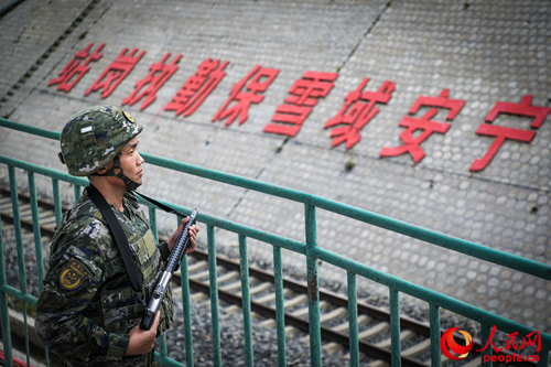 武警西藏總隊(duì)拉薩支隊(duì)執(zhí)勤八大隊(duì)官兵在鐵路旁執(zhí)勤。支翔宇 攝