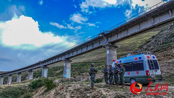 武警西藏總隊(duì)拉薩支隊(duì)執(zhí)勤八大隊(duì)官兵進(jìn)行護(hù)路演練以應(yīng)對(duì)突發(fā)情況。張磊 攝