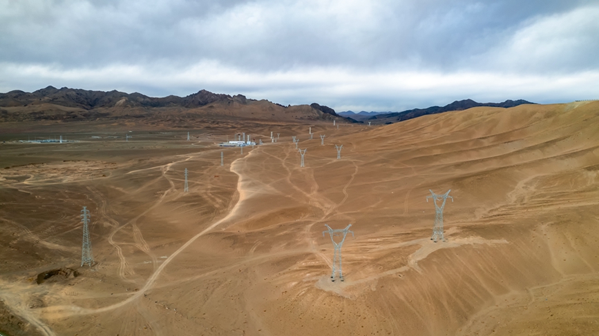 阿里地區(qū)首套電網側帶超容構網型SVG工程全景。趙清鵬攝
