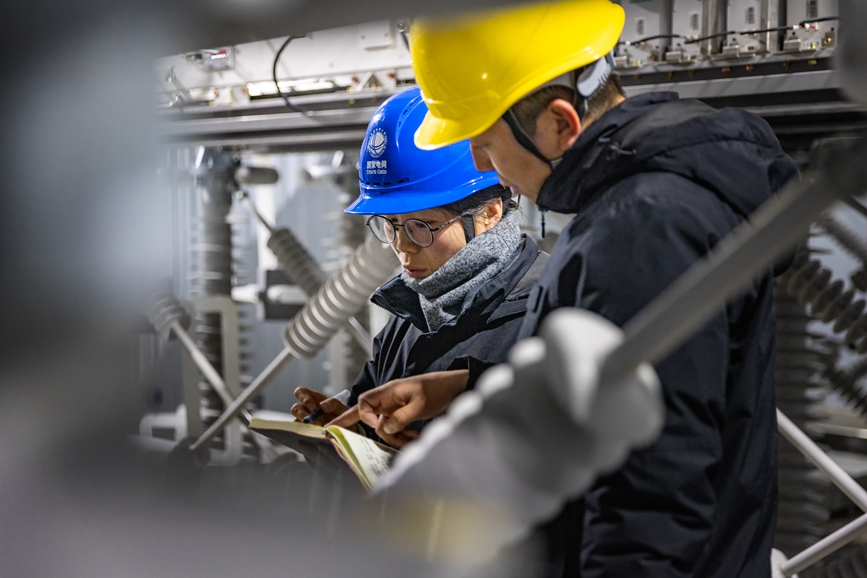 阿里地區(qū)首套電網側帶超容構網型SVG工程現(xiàn)場工作人員正在進行投運前設備位置檢查。趙清鵬攝