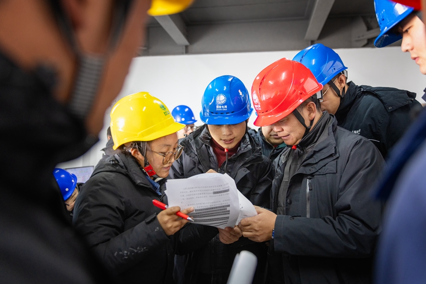 阿里地區(qū)首套電網側帶超容構網型SVG工程現(xiàn)場運維人員正在進行投運操作。趙清鵬攝