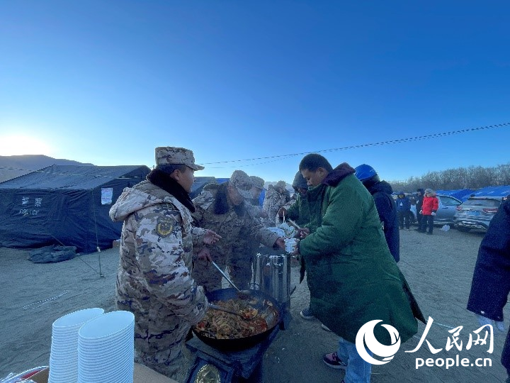子弟兵為受災(zāi)群眾分發(fā)早餐。人民網(wǎng)記者 郝潔攝