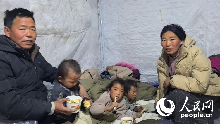 森嘎村村民扎西一家五口。人民網(wǎng)記者 吳雨仁攝