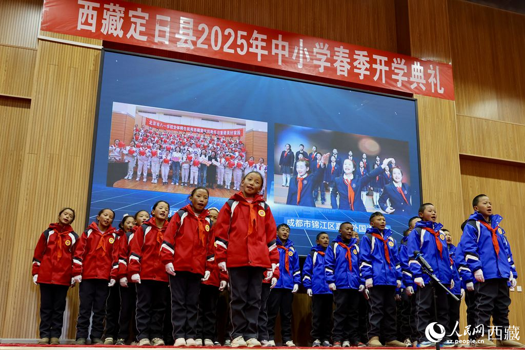 定日縣中小學(xué)生代表與北京市八一學(xué)校、成都市錦江區(qū)嘉祥外國語學(xué)校的師生一同唱響《把未來點(diǎn)亮》，迎來開學(xué)第一課。人民日?qǐng)?bào)記者 鮮敢攝