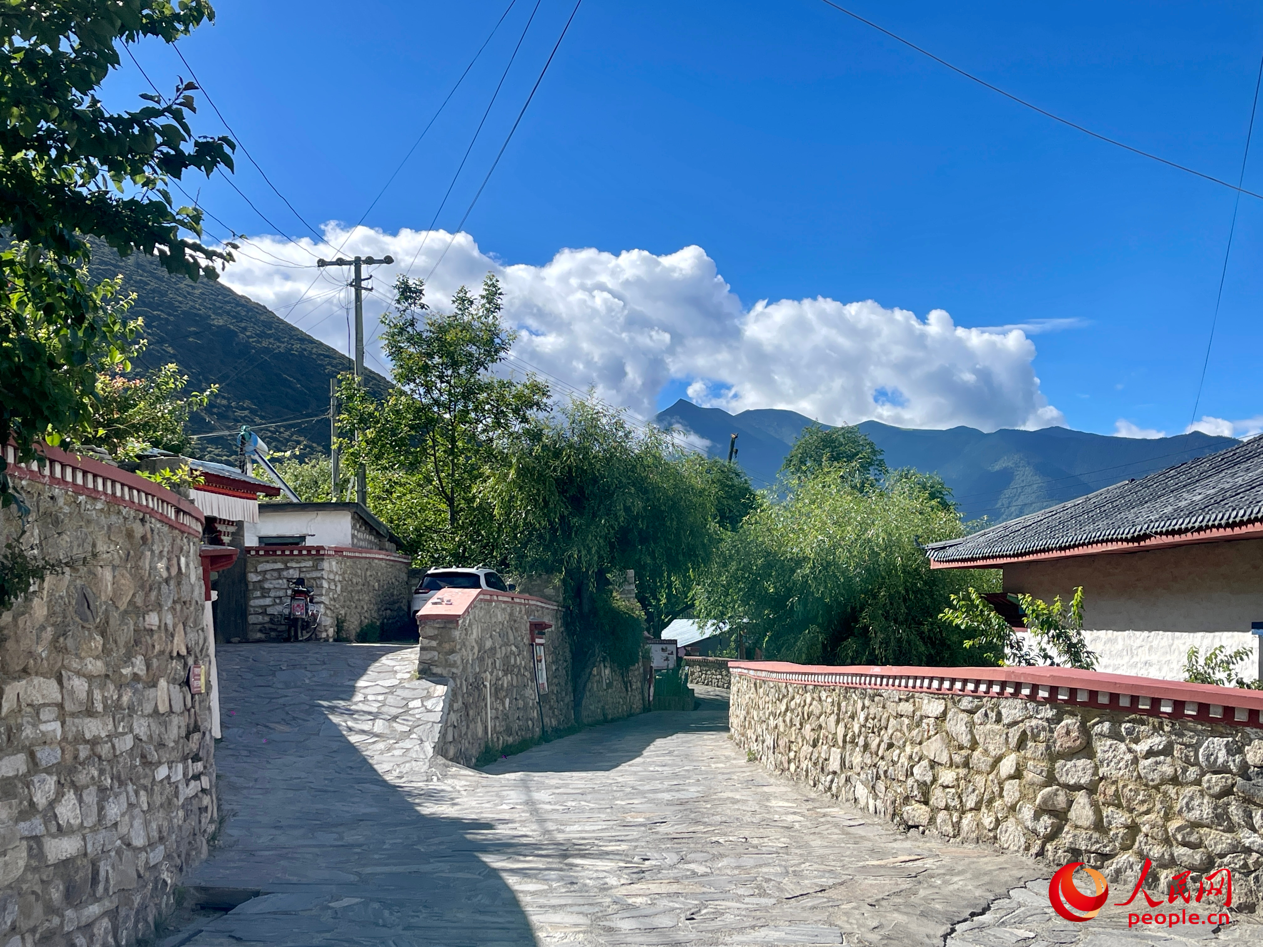 嘎拉村的村貌。人民網(wǎng) 周靜圓攝