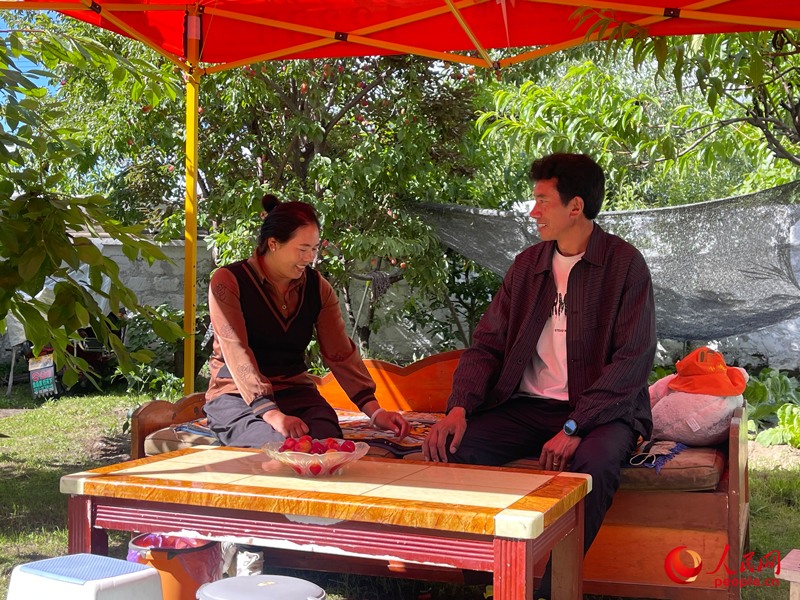 嘎拉村村民達(dá)瓦堅(jiān)參和他的妻子。人民網(wǎng) 周靜圓攝