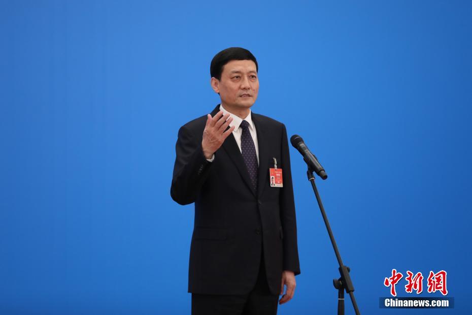 3月8日，第十三屆全國人民代表大會第四次會議舉行第二場“部長通道”采訪活動(dòng)。圖為中國工業(yè)和信息化部部長肖亞慶通過網(wǎng)絡(luò)視頻方式接受采訪。 <a target='_blank' ><p  align=