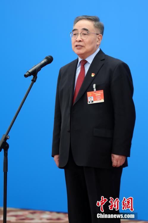 3月8日，第十三屆全國(guó)人民代表大會(huì)第四次會(huì)議舉行第二場(chǎng)“代表通道”采訪(fǎng)活動(dòng)。圖為全國(guó)人大代表張伯禮通過(guò)網(wǎng)絡(luò)視頻方式接受采訪(fǎng)。 <a target='_blank' ><p  align=