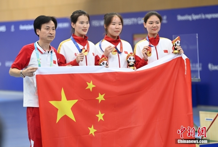 8月1日，第31屆世界大學(xué)生夏季運(yùn)動(dòng)會(huì)女子25米手槍團(tuán)體決賽在四川成都舉行，中國(guó)隊(duì)獲得冠軍。圖為中國(guó)隊(duì)選手熊亞瑄(左二)、林雅茜(右二)、王珂怡(右一)等站在領(lǐng)獎(jiǎng)臺(tái)上合影。<a target='_blank' href='/'><p  align=